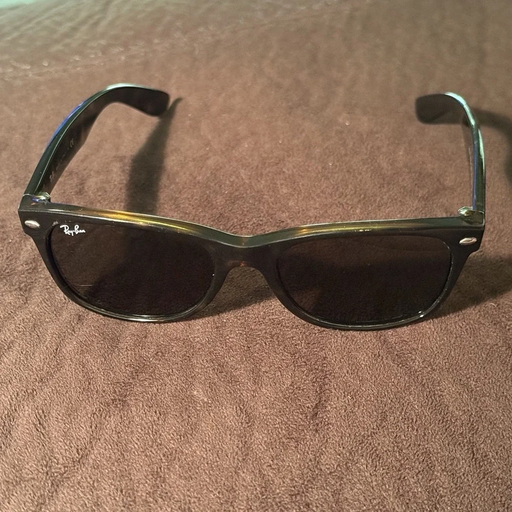 Ray-Ban New Wayfarer Tortoise Green RB2132 Previously Owned Sunglasses